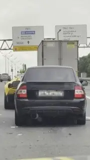 Такси на Lada Priora столкнулось с Lamborghini Revuelto на МКАД