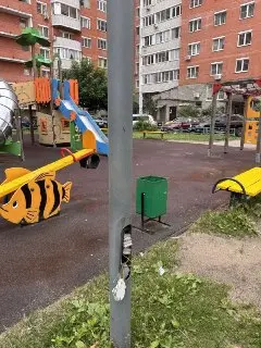Опасный электрический столб на детской площадке в Заречной: родители в тревоге