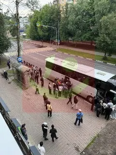 Жители общежития жалуются на шум от автобусов в ранние часы