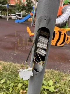 Опасный электрический столб на детской площадке: родители требуют действия