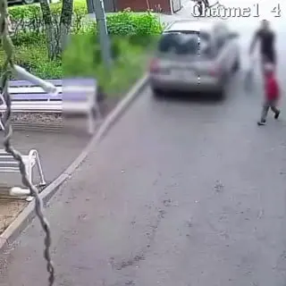 Шокирующий инцидент в Алтуфьево: женщина заставила ребенка целовать ноги