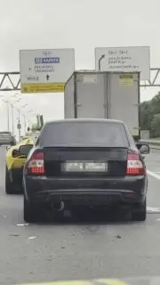 На МКАДе произошло столкновение такси и Lamborghini Revuelto