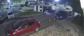 Электросамокат загорелся рядом с припаркованными автомобилями