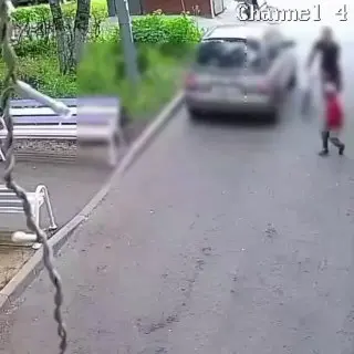 В Алтуфьево женщина заставила ребенка целовать ей ноги на видео