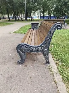 Новые скамейки и урны украсили сквер у Коровинского