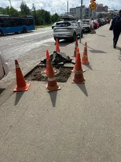 В Москве перекрыли люк: готовят замену асфальта и крышки
