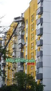 Яркий желтый дом: ремонт в первом микрорайоне изменил облик города