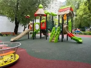 Детская площадка на Яблочкова стала безопаснее: новое покрытие