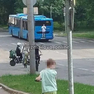 Подросток-зацепер ехал на крыше автобуса в Москве