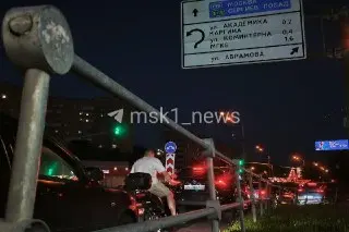Топливный кризис в Москве: очереди на АЗС ночью