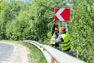 Обновление дорожных знаков в десяти округах Подмосковья для повышения безопасности
