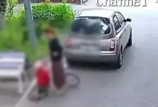 Женщину, заставившую ребенка целовать ей ноги в Москве, поставят на учет в комиссии по делам несовершеннолетних