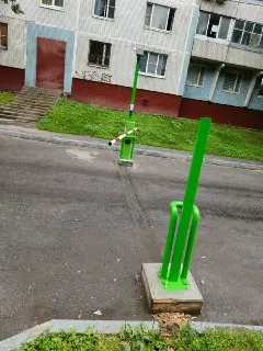Курьеры повреждают городские шлагбаумы на Алтуфьевском шоссе