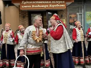 Летняя музыкальная акция в Лобне: ансамбль «Русская песня» выступил на улице Ленина