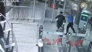Мужчину приговорили к 8 годам за нападение с ножом на инспектора метро в Москве