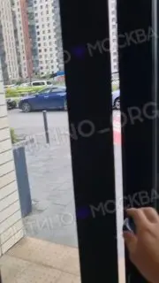 Жители Митино жалуются на игнорирование ремонта входных дверей дома на Муравской улице