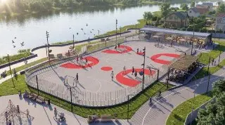 Новая спортплощадка в Москве: каток зимой, поле летом