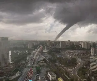 Мощные грозы, град и смерчи ожидаются в Москве во второй половине дня завтра