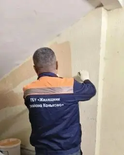 На улице Академика Волгина обновили подъезд