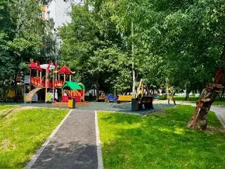 Двор на Шоссейной: Новый Игровой Комплекс и Озеленение