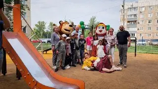 В Бронницах открыли две новые детские площадки с праздником