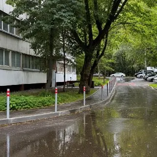 Новые Антипарковочные Столбики Упорядочили Парковку на Веерной