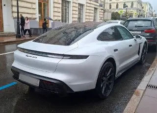 Неизвестный угнал Porsche Taycan GTS и вернул его после аварии