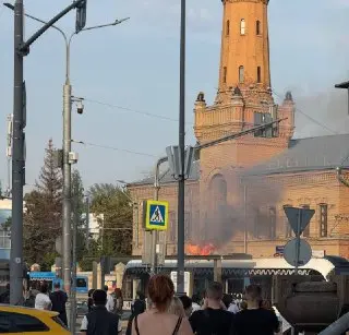 Трамвай загорелся у станции метро «Сокольники»: движение остановлено