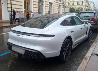 Неизвестный угнал Porsche Taycan GTS, но вернул после ДТП