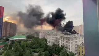 Пожар в Красногорске: крыша офисного здания охвачена пламенем