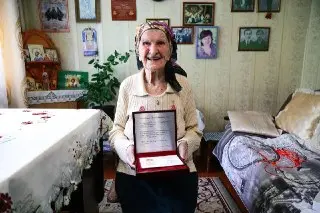 Клавдия Волкова получила нагрудный знак «85 лет битвы за Москву»