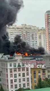 Крупный пожар охватил кровлю: посетителей эвакуируют