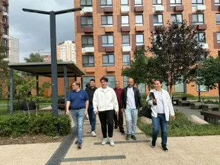 Обход территории: Заместитель главы управы обсуждает благоустройство