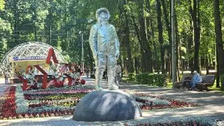 В Центральном парке установили 3-метровую фигуру космонавта