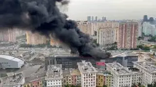 Пожар в торговом центре Красногорска: Пожарные из Москвы на помощь