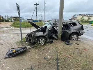 Пьяный водитель без прав врезался в столб: пострадавшие в больнице
