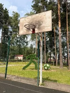 Спортивная площадка в Жукове нуждается в срочном ремонте