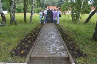 Сотрудники больницы благоустроили памятник ветеранам-медикам