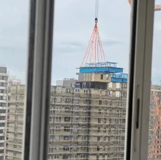 На улице Лётчика Бабушкина строят дома из готовых блоков