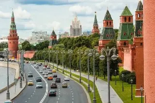 В центре Москвы временные перекрытия из-за парада ретротранспорта