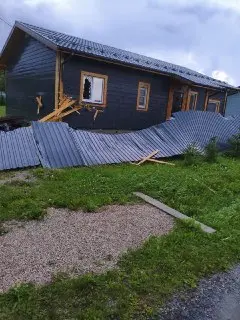 Ураган повредил дома в Никольском: ожидаются новые осадки