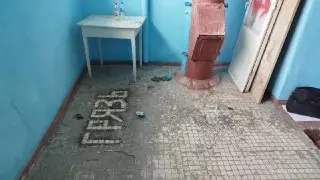 Житель сам убрал грязь в подъезде, пока ЖКХ бездействует