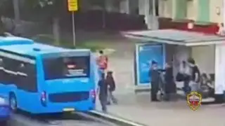 Москвич избил мужчину удочкой и ограбил его на остановке
