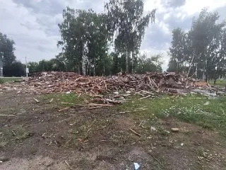 Жители Туголесского Бора требуют убрать мусор после сноса дома