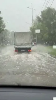 Сильный дождь в Москве: Водителей и пешеходов предупреждают