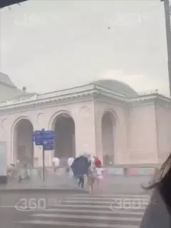 Шторм в Москве: Затопленный переход и пострадавшие от молнии