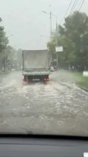 Сильный ливень затопил дороги на юге Москвы