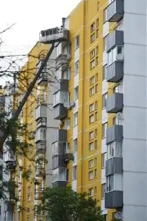 Яркий Жёлтый Фасад Нового Дома Привлекает Внимание