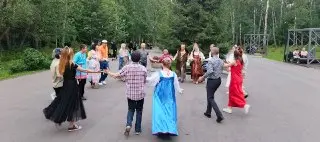 В парке Островского танцевали герои русских сказок
