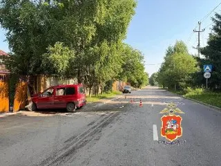 Авария в Мытищах: Переполненный Citroën врезался в забор